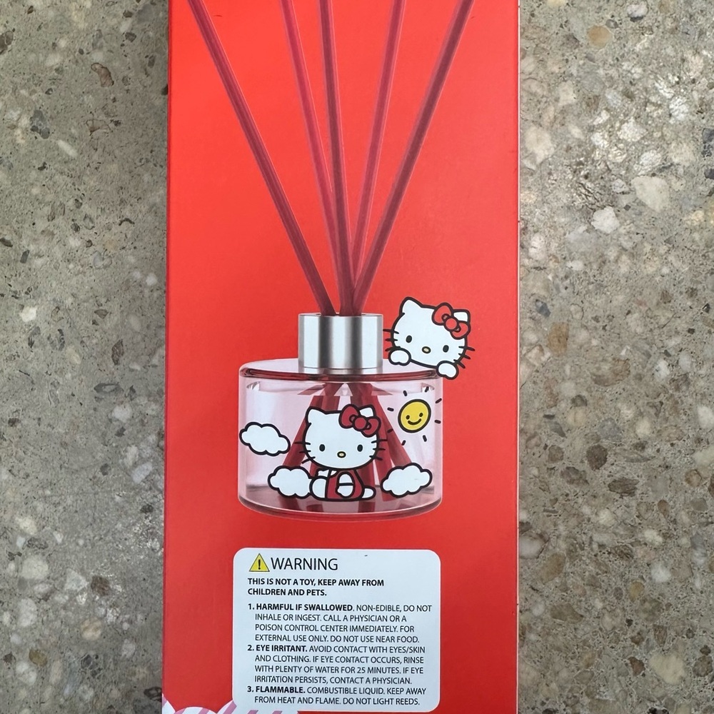 Hello Kitty Reed Diffuser with Strawberry Scent - Picture 3 of 3